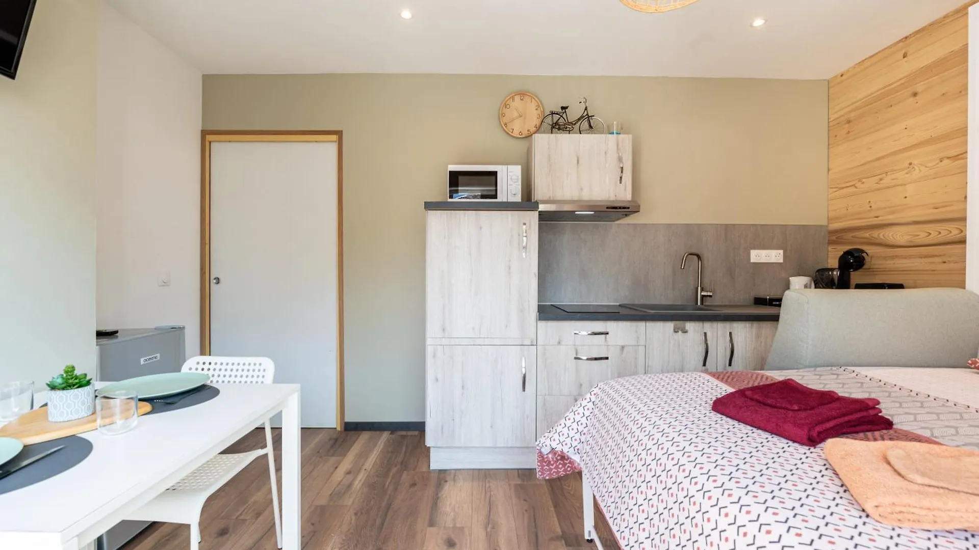 L' Edelweiss Apartment Saint-Etienne-de-Cuines 0*,  France